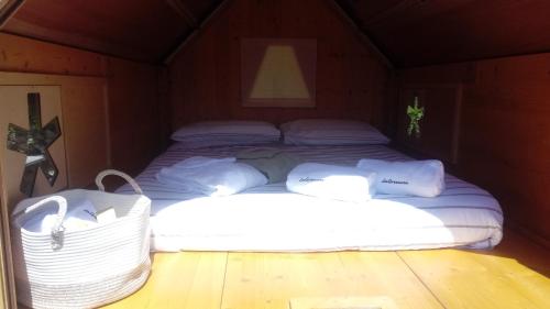 Borgo PonteStarsbox LaGaressina Farm, Suites, Glamping, agri-SPA的木制客房内的一间卧室,配有一张床