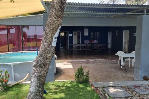 拉利伯塔德Hermosa Casa de Playa DejaBlue SV (con Mini Golf)的后院,带游泳池和树