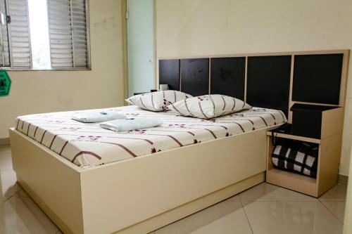 圣保罗Hotel Tenda Jaçanã的一张床上有两个枕头的房间