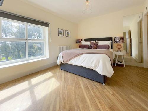 The Yorkshire Hosts - Knights Stay的一间卧室设有一张大床和一个大窗户