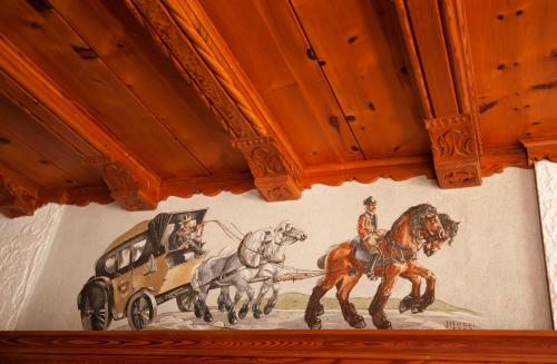 纳瑟莱特阿尔彭雷特里特住宿加早餐旅馆的墙上的马匹和汽车画