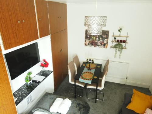 纽波特Enjoy Modern Living and Free WiFi in Kingston Newport 2 Bedroom Apartment的小型用餐室配有桌椅