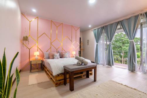 Verbena NorteHouse of Turri Suite, Views & Jacuzzi的一间卧室配有一张大床和一张桌子