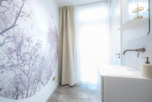 斯希丹Newly build Art Utopia appartment 10min from Rotterdam Central City app1的浴室配有淋浴帘和盥洗盆。