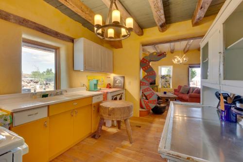 Santa CruzSanta Cruz Home with Mountain Views!的厨房设有黄色的墙壁、水槽和凳子