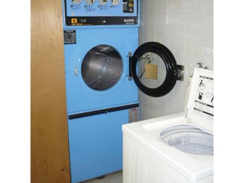 秋田Hotel Alpha Inn Akita - Vacation STAY 67280v的客房内的蓝色洗衣机和洗衣机