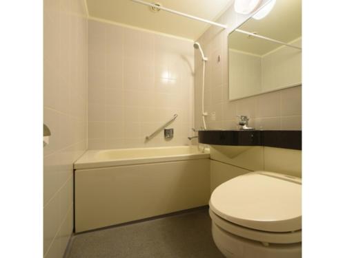 三沢市Misawa City Hotel - Vacation STAY 81764v的浴室配有卫生间、浴缸和水槽。