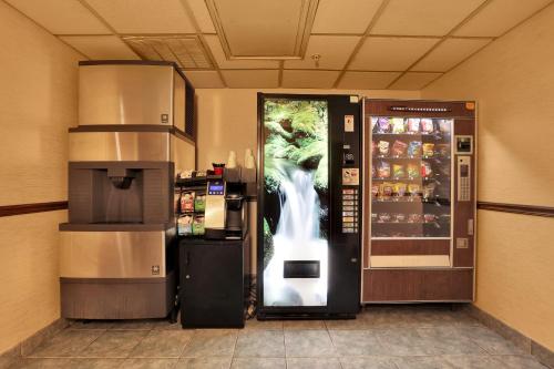 阿弗内尔地平线旅馆的冰箱里的自动售货机
