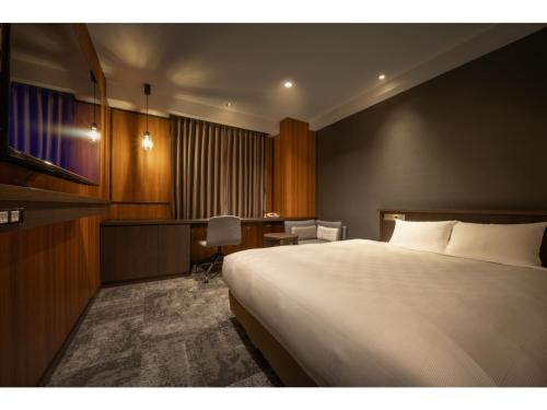 三沢市Misawa City Hotel - Vacation STAY 81764v的配有一张床和一张书桌的酒店客房