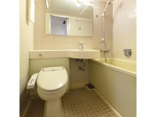 三沢市Misawa City Hotel - Vacation STAY 81780v的浴室配有卫生间、盥洗盆和浴缸。