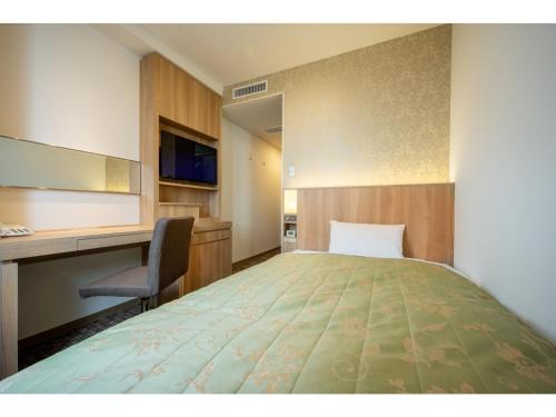 三沢市Misawa City Hotel - Vacation STAY 81780v的配有一张床和一张书桌的酒店客房