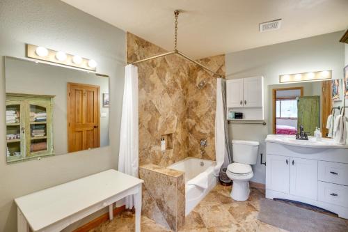 特柳赖德Mountain Village Home Steps to Ski Lift and Shuttle!的带浴缸、卫生间和盥洗盆的浴室