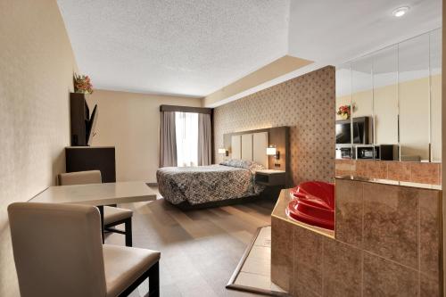 阿弗内尔地平线旅馆的酒店客房配有一张床铺和一张桌子。