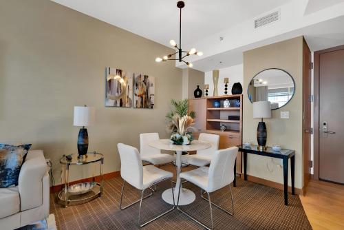 迈阿密Brickell Bliss - Luxury Condo的客厅配有桌子和白色椅子
