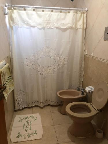 GualeguaychúSans Souci的一间带卫生间和淋浴帘的浴室