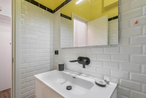 米兰Easylife - Coccole e relax nel cuore di Isola的白色的浴室设有水槽和镜子