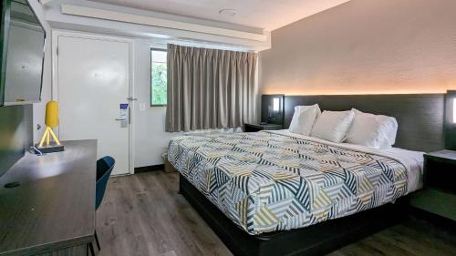 纳舒厄纳舒厄6号汽车旅馆的酒店客房设有床和窗户。