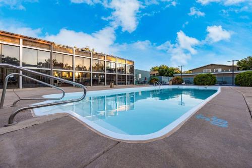 卡农城Quality Inn & Suites Canon City的大楼前的游泳池