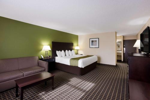 大瀑布城大瀑布城品质套房酒店的酒店客房,配有床和沙发