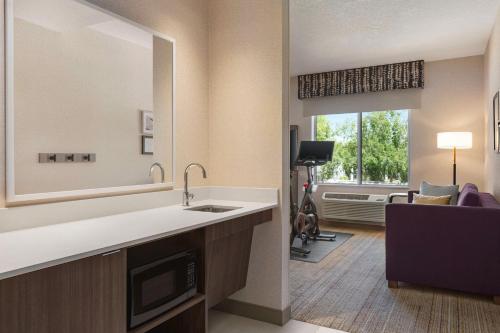 斯托克顿Hampton Inn Stockton, Ca的一间带水槽的浴室和一间客厅