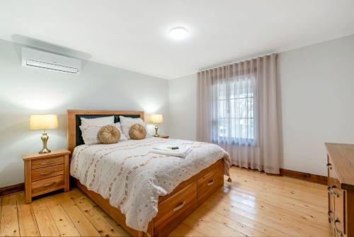 塔南达Welcoming Ambiant 3BR Abode的一间卧室设有一张大床和一个窗户。
