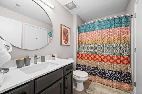 盐湖城City View BOHO Apt Stocked w everything you need的一间带水槽、卫生间和镜子的浴室
