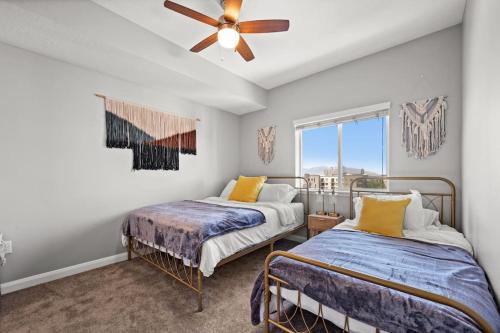 盐湖城Charming Downtown Getaway的一间卧室配有两张床和吊扇