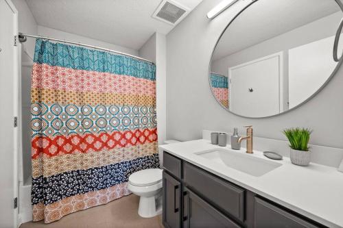 盐湖城Charming Downtown Getaway的一间带水槽、卫生间和镜子的浴室