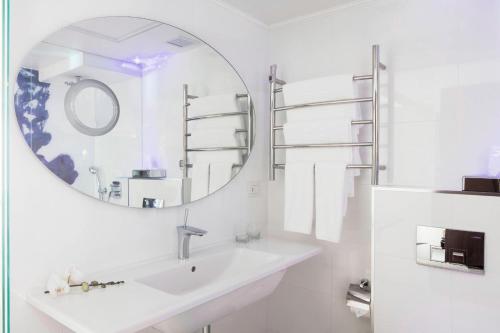 特拉维夫特拉维夫万丽酒店的白色的浴室设有水槽和镜子