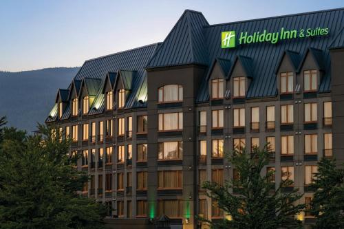 北温哥华Holiday Inn & Suites North Vancouver, an IHG Hotel的一座带哈德森旅馆和套房的大型建筑