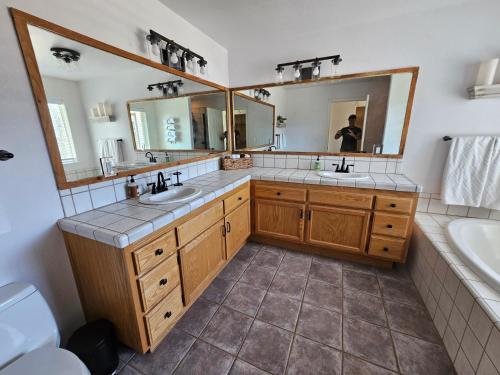 奥克赫斯特Hidden Falls Retreat的浴室设有2个水槽和2面镜子