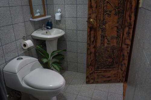塔马林多Mai Ke Kai Surf House的一间带卫生间和水槽的浴室