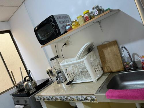 San AntonioUna Joya brillante的厨房柜台设有水槽和微波炉