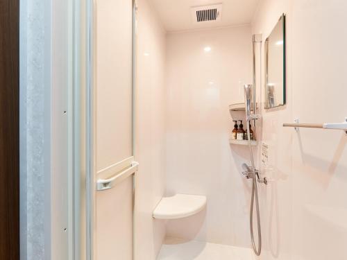 那霸Grand Cabin Hotel Naha Oroku for Men / Vacation STAY 62323的白色的浴室设有卫生间和淋浴。