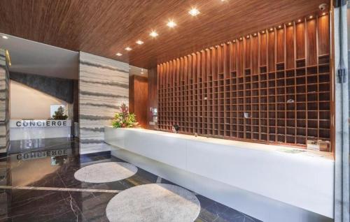 马塞约Edifício Time Luxo- SC Hospedagem的带浴缸和瓷砖墙的浴室