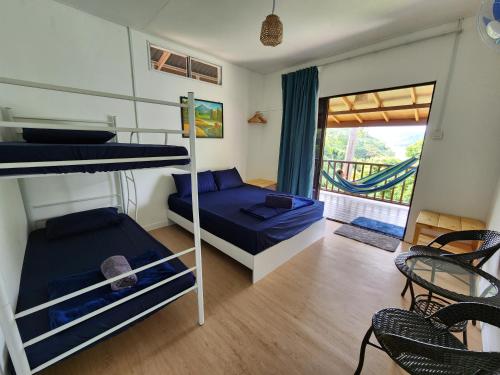 古打毛律毕格芬海滩度假酒店的一间带两张双层床的卧室和一个阳台