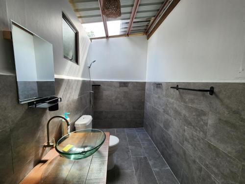 古打毛律毕格芬海滩度假酒店的一间带玻璃水槽和卫生间的浴室