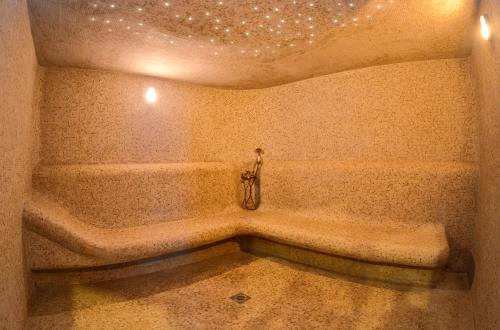 库尔斯克Aquamarine hotel&spa的一间带浴缸的浴室
