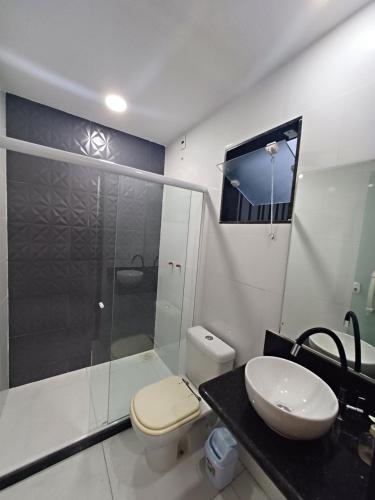 里约热内卢Loft em Olaria的带淋浴、卫生间和盥洗盆的浴室
