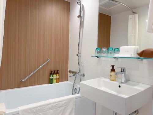 名古屋MYSTAYS 名古屋錦酒店的一间带水槽、浴缸和卫生间的浴室