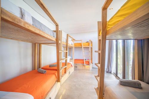 蓝梦岛Bong Hostel Nusa Lembongan的带窗户的客房内的两张双层床