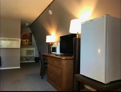 布兰登The little chalet motel的客房设有带微波炉的书桌和电视。