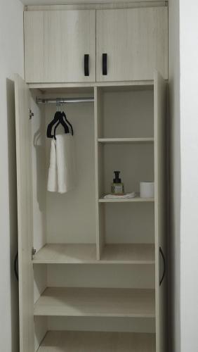 麦德林Habitación, con baño privado #7的配有白色橱柜和白色毛巾的衣柜