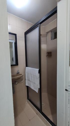 麦德林Habitación, con baño privado #7的带淋浴和白色毛巾的浴室