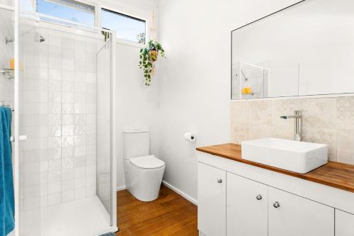 RhyllSeabreeze at silverleaves的白色的浴室设有卫生间和水槽。