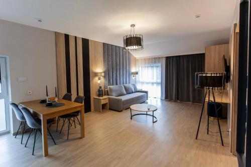 达布罗瓦古尔尼恰Hotel Pogoria Residence的客厅配有桌子和沙发