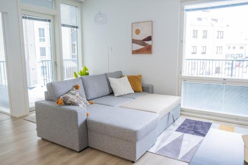 罗瓦涅米Snowflake Suites II的带窗户的客房内设有带灰色沙发的客厅
