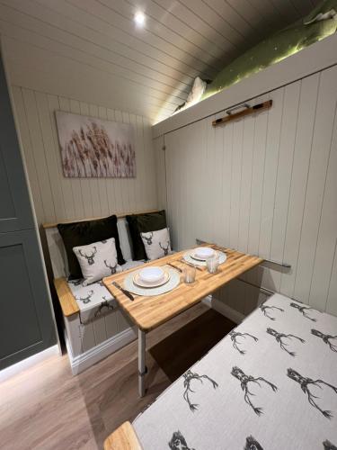 杜伦Southfield Shepards Huts的小房间设有桌子和两张床