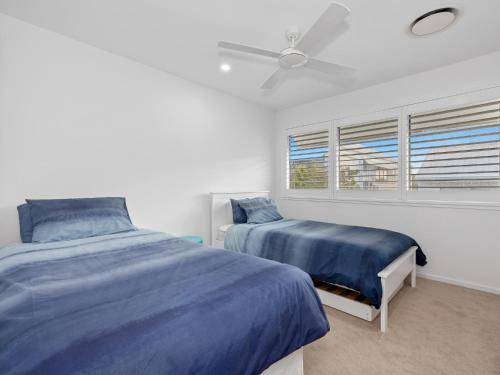 金斯克里福Serenity on Seaside的一间卧室设有两张床和窗户。