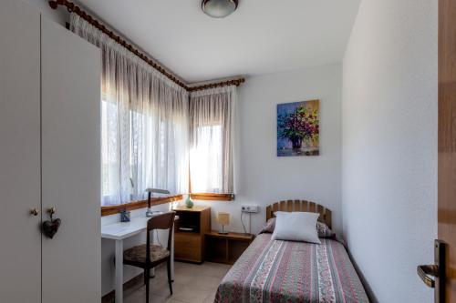圣霍安-莱斯丰特斯Mas Espuña Turisme Entorn Rural的一间卧室配有一张床、一张桌子和一个水槽
